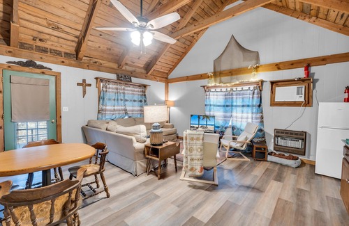 Oxford Cabine | Wildwood Charming Cabin Near Oxford and Sardis Lake!