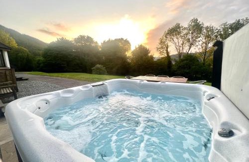 West Laroch Maison | Wildwood Cottage with Hot Tub