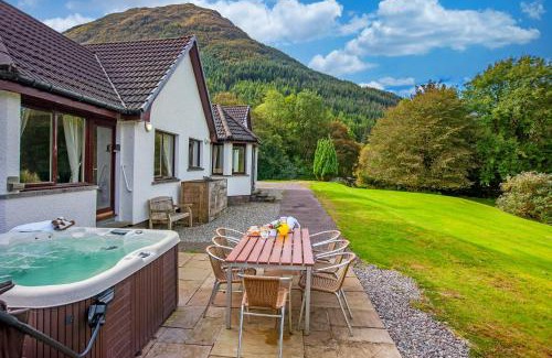 West Laroch Maison | Wildwood Cottage with Hot Tub
