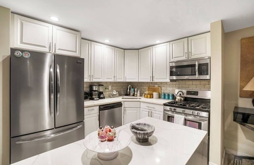 Williamsburg Maison | Williamsburg Brooklyn NYC! 4 BED 3.5 BATH Triplex Townhouse APT w Private Garden