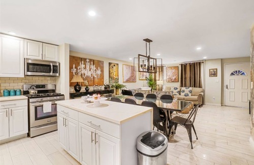 Williamsburg Maison | Williamsburg Brooklyn NYC! 4 BED 3.5 BATH Triplex Townhouse APT w Private Garden