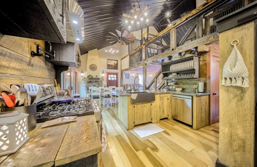 Swengel Cabine | Willow Brook Getaway: Hot Tub, Deck in Mifflinburg