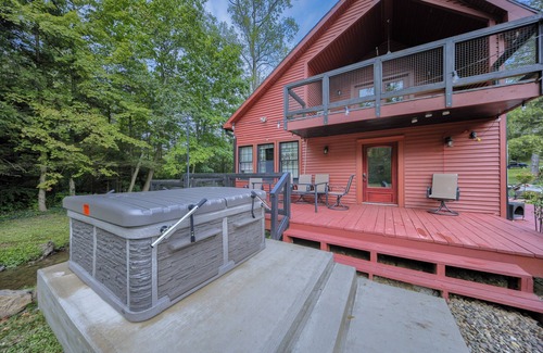 Swengel Cabine | Willow Brook Getaway: Hot Tub, Deck in Mifflinburg