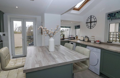 Silverdale Maison | WILLOW COTTAGE, pet friendly, character holiday cottage in Silverdale
