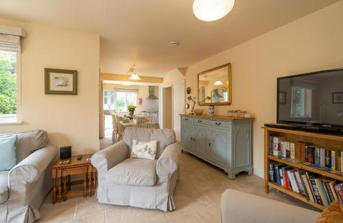 Knodishall Maison | Willow House in Knodishall, Sleeps 7 - Only a short drive from Aldeburgh, Thorpeness & Snape Maltings - Managed by Aldeburgh Coastal Cottages
