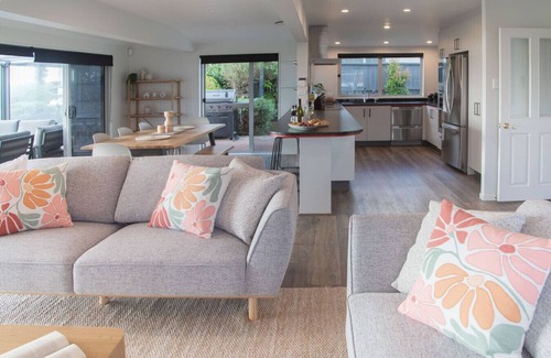 Hannahs Bay Maison | Willow Lakehouse Rotorua