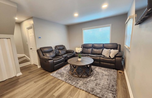 Willowbrook Maison | Willowbrook Gem 3-bedroom house with AC, WiFi, next to Forest Preserve