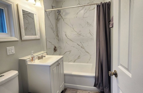 Willowbrook Maison | Willowbrook Gem 3-bedroom house with AC, WiFi, next to Forest Preserve