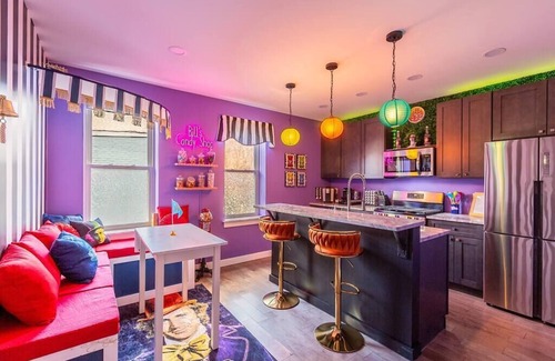 Lawrenceville Maison | King Bed / Free Parking / Arcade / BBQ / Patio