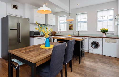 Hillside Maison | Wimbledon Wildflower, by Veeve