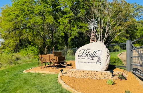 Myra Cabine | Windwalker cabin experience ultimate luxury and tranquility in this 3BDR 2BTH