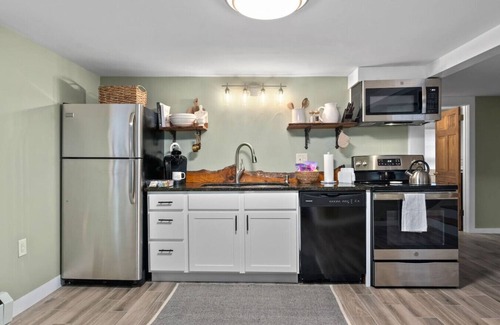 North Andover Maison | Winery Farmhouse w/ Private Hot Tub & Wine Tasting