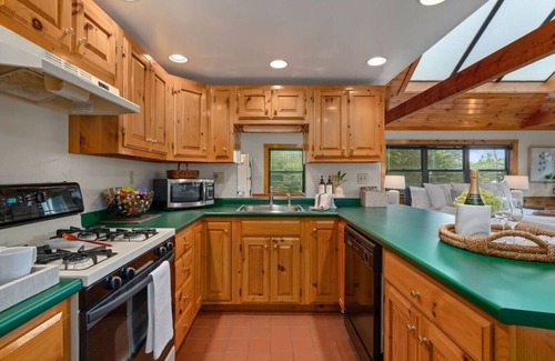 North Andover Appartement | Winery Studio w/ Private Hot Tub,Fireplace,Tasting