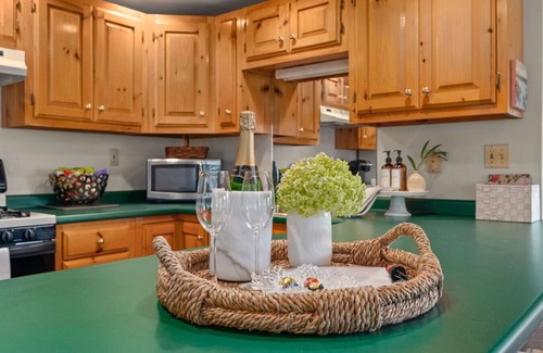 North Andover Appartement | Winery Studio w/ Private Hot Tub,Fireplace,Tasting