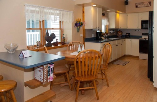 Dresden Cottage | Winey Duck Cottage: "Pet Friendly contemporain w / bain à remous sur Seneca Wine Trail