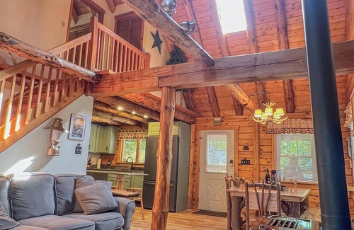 Laconia Cabine | Winnipecabin - Belle cabane en rondins avec accès à l’eau et bain à remous - proche de tout!