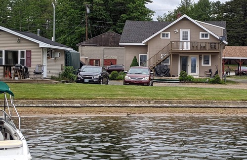 Winnisquam Maison | Winnisquam Lakeside Funky Ski Chalet w-Sandy Beach & Boat Docks