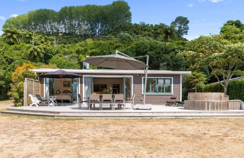 Lake Tarawera Maison | Winstone Cottage - Waterfront Lake Tarawera Home