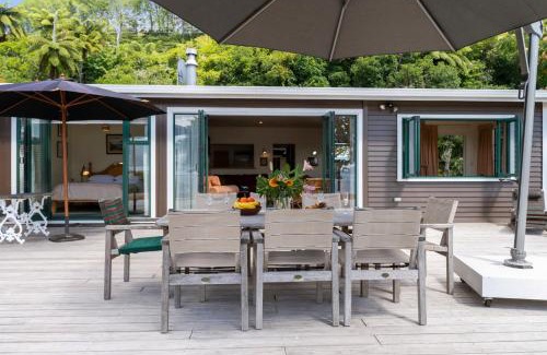 Lake Tarawera Maison | Winstone Cottage - Waterfront Lake Tarawera Home