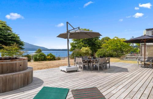 Lake Tarawera Maison | Winstone Cottage - Waterfront Lake Tarawera Home