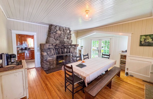 Prides Crossing Cottage | NEW -Lakefront 2 Bed / 3 bath + Extra Bed off of living room