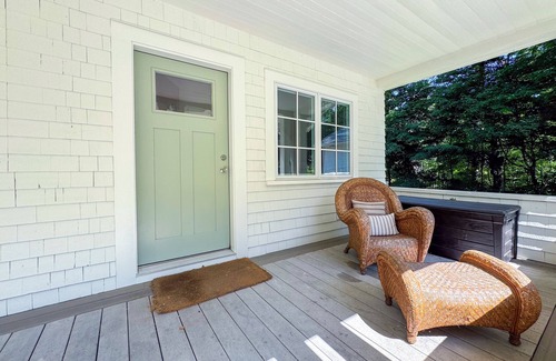 Prides Crossing Cottage | NEW -Lakefront 2 Bed / 3 bath + Extra Bed off of living room