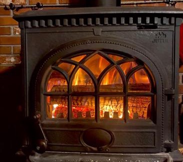 Chertsey Chalet De Ski | Winter Lakefront Chalet - Serendipity Hideaway - Ski, Skate, Snowshoes & Relax by the Cozy Fire