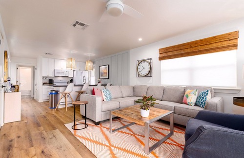 Harbor Oaks Maison | Open Memorial, on water, pickleball & boat rental 5 min walk.