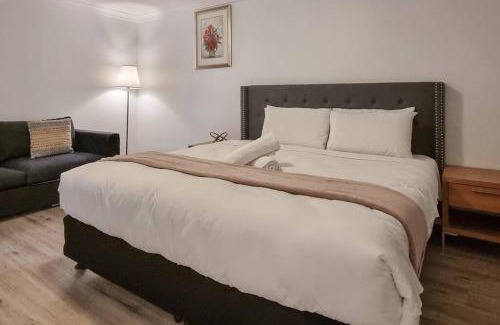 Wishart Appartement | Wishart 1Bed 1Bath Tiny, Quiet House w Parking M15