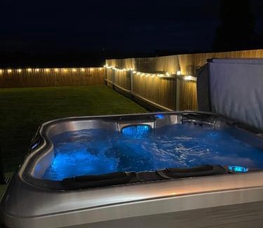 Evesham Maison | Wisteria Barn hot tub holidays in the Cotswolds