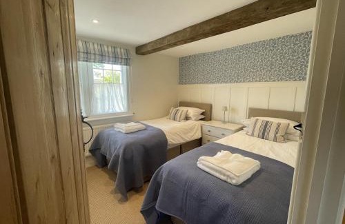 Whaddon Maison | Wisteria Cottage - 2 bed near Bath & many NT sites