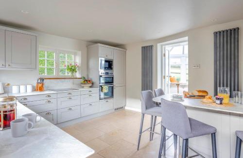 Upton Cheyney Maison | Wisteria View with hottub & cabin sleeps 20