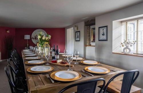 Upton Cheyney Maison | Wisteria View with hottub & cabin sleeps 20