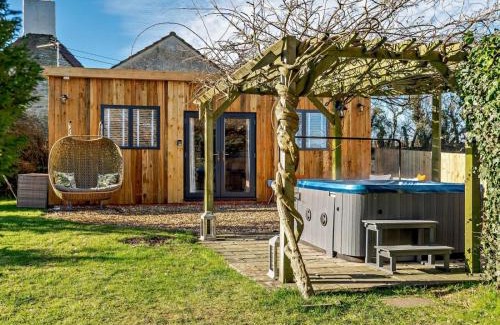 Upton Cheyney Maison | Wisteria View with hottub & cabin sleeps 20