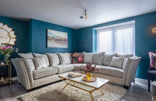 Upton Cheyney Maison | Wisteria View with hottub & cabin sleeps 20