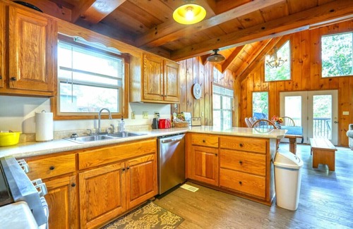Flat Hollow Marina Cabine | Witt's Cove Landing Lakefront, cov'd dock+hot tub