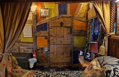 Alderley Edge Maison | Wizards Thatch Luxury Suites
