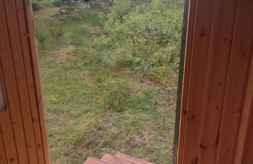 Sodra Vi Appartement | Wohng. f. 2 personnes au bord du lac de la forêt près de Vimmerby, kl. Terrasse avec vue sur le lac, Ruderb., Jetée