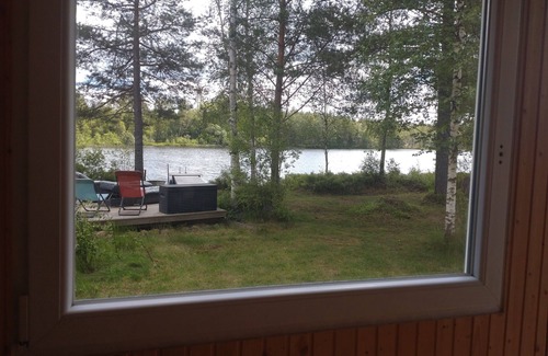 Sodra Vi Appartement | Wohng. f. 2 personnes au bord du lac de la forêt près de Vimmerby, kl. Terrasse avec vue sur le lac, Ruderb., Jetée