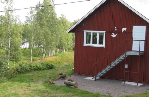Sodra Vi Appartement | Wohng. f. 2 personnes au bord du lac de la forêt près de Vimmerby, kl. Terrasse avec vue sur le lac, Ruderb., Jetée