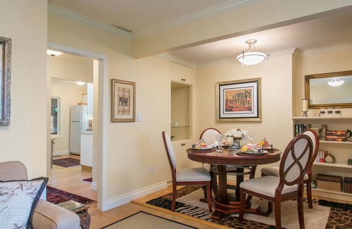 Central Saanich Maison | WolfShire - Courtyard - Beauté et sérénité dans la vallée