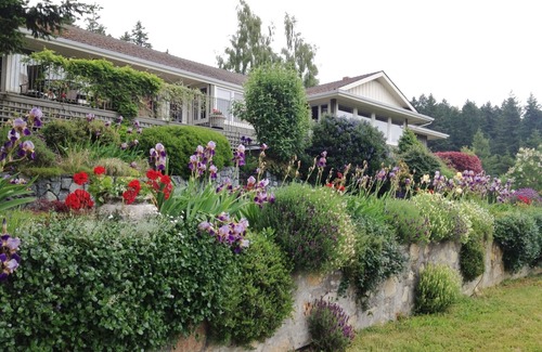 Central Saanich Maison | WolfShire - Courtyard - Beauté et sérénité dans la vallée