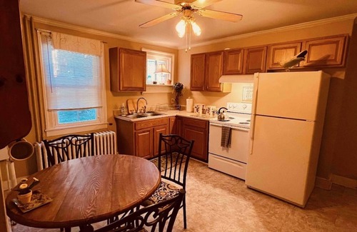 Winchester Appartement | WonderClock House downtown vintage duplex w/ porches, steps to Handley Library