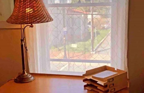 Winchester Appartement | WonderClock House downtown vintage duplex w/ porches, steps to Handley Library