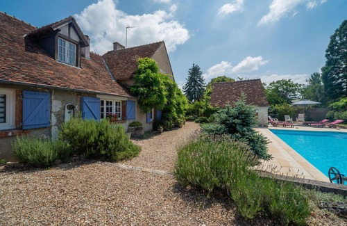 Saint-Denis-sur-Loire Maison | Wonderful private villa for 6 guests with WIFI, private pool, TV, terrace, pets allowed and park.