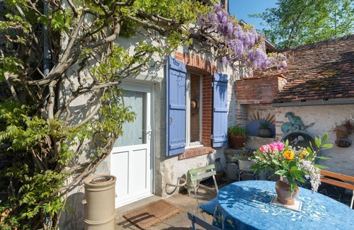 Saint-Denis-sur-Loire Maison | Wonderful private villa for 6 guests with WIFI, private pool, TV, terrace, pets allowed and park.