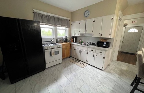 Cortland Maison | Wonderful 5-bedroom house steps from downtown and SUNY Cortland!