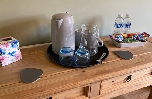 Holworth Appartement | Wonderful accommodation with double bedroom en-suite shower, lounge and WiFi