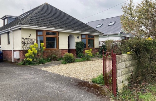 Holworth Appartement | Wonderful accommodation with double bedroom en-suite shower, lounge and WiFi