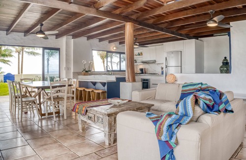 Cerro Plano Maison | Wonderful beachfront property in Tivives with palm trees, private pool, and AC